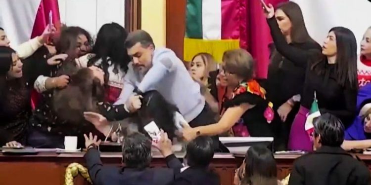 Mexican lawmakers filmed pulling hair and shoving each other during heated Congress floor debate